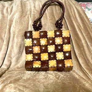 Novice artisan, coconut shell handbag